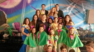 El Primer Teniente de Alcalde con las Reinas y las Cortes de Honor en la entrega de Premios