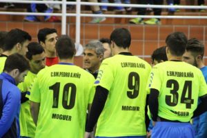 Julio Bermúdez, técnico del PAN Moguer, dando instrucciones a sus jugadores.