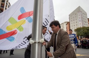 Izada de la bandera de los VI Juegos de Policías y Bomberos.