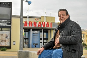 Pepe posa a las puertas del Teatro Municipal Horacio Noguera