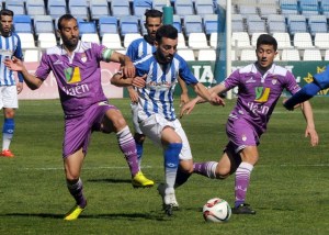 Mario Marín marchándose de dos jugadores del Jaén. (Espínola)