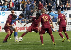 Álvaro Moreno presionado por varios jugadores del Jumilla. (Espínola)