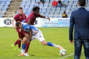 Carlos Delgado ante el autor del gol Paolo. (Espínola)