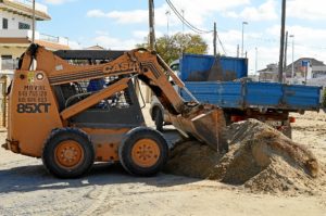 Labores de retirada de arena de la calle Miramar