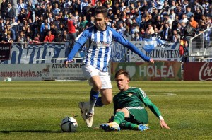 Miguelito presionado por un jugador del Betis B. (Espínola)