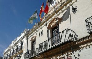 Balcón del Ayuntamiento de Ayamonte, donde se arrió la bandera de la UE hace unos días en protesta por el acuerdo de la Unión Europea con Turquía para expulsar inmigrantes.