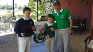 Yago, en el centro de la imagen con su hermano y su padre.