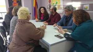 Inmaculada Nieto y dirigentes de IU Huelva con Plataforma A Tu Lado