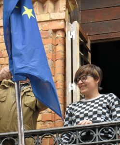 Isabel Lancha, en el momento de arriar la bandera de la UE.