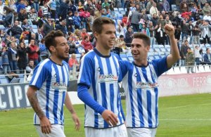 Jugadores del Recreativo celebrando la victoria. (Espínola)