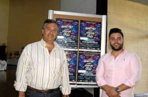 El Primer Teniente de Alcalde, Francisco Gonzalez y Mnauel Romero junto al cartel anunciador del evento