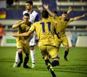 Bonaque celebrando el gol del Recreativo. (Javier del Camps)