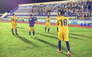 Jugadores del Recreativo aplaudiendo a la afición en Marbella. (Javier del Camps)