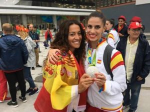 Inmaculada Márquez con la gimnasta Lourdes Mohedano.