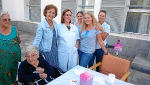 La concejala junto a la homenajeada, la directora cel cento y parte del personal del mismo