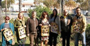 Las autoridades junto a algunas de las mujeres y los dos colaboradores que han participado en este proyecto