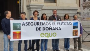 Miembros y diputados de EQUO ante el Ministerio de Medio Ambiente. (1)