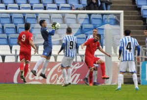 Arturo, portero del Recre, blocando un balón.