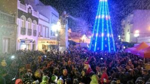 Aspecto abarrotado anoche de la Plaza de las Flores