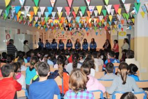 Jugadoras del Cajasol Sporting en el Colegio José Oliva.