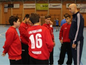 José Manuel Sierra, con jugadores de la cantera del PAN Moguer.