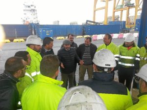 Pedro Jimenez (IU) con estibadores en el Puerto de Huelva 01