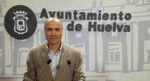 Mesa de la Ría acusa a Cruz de "perpetuar la Huelva de chimeneas y fosfoyesos"