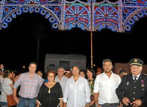 Alcaldesa y concejales bajo la partada iluminada