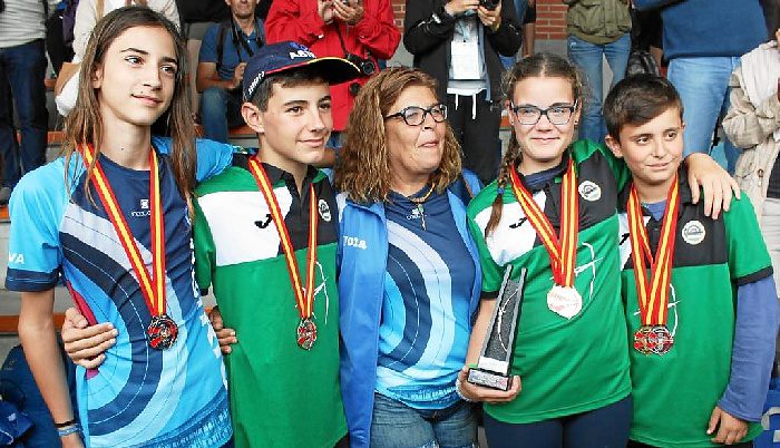 Aurora Quintero presidenta club Asirio junto a los cuatro medallistas