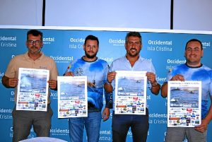 Concejal, director del hotel y organizadores mostrando el cartel anunciador del open 2017