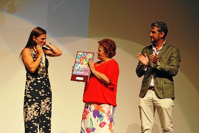 Elena Cobos se emociona al recoger su premio