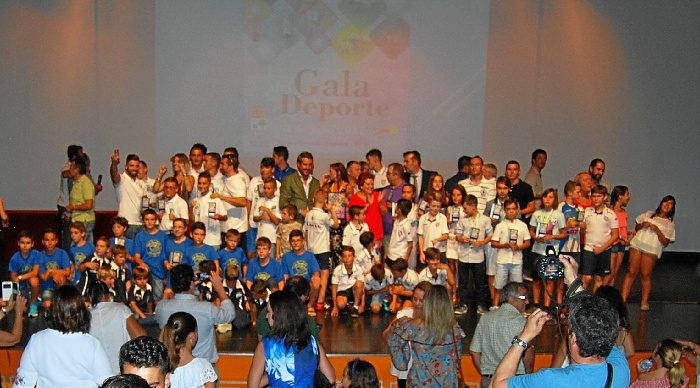 En el centro la alcaldesa y concejal junto con algunos galardonados