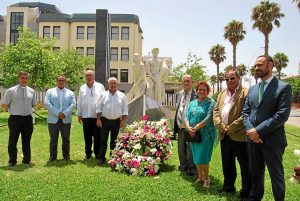 Grao junto a Lozano y resto de autoridades frente al Monumento al Marinero