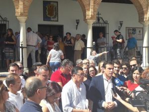 El alcalde censurado se dirige a los medios de comunicación antes de iniciarse el pleno.