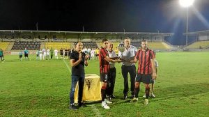 Entrega del trofeo al San Roque de Lepe