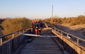 Los bomberos terminan de apagar el incendio en el Paseo Litoral