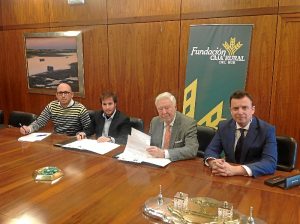 180223. Momento de la firma entre los presidentes de Fundación Caja Rural del Sur y AJE