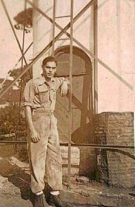 Román, con el traje de faena de los Batallones Disciplinarios de Soldados Trabajadores.