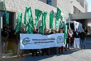 Concentración protesta de CSIF por la situación de las Urgencias en Huelva (2)