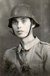 Román González con el uniforme militar.