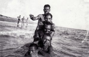 Román, segundo por arriba, disfrutando de los encantos de la playa de Mazagón. Al fondo, dos compañeros posan desnudos. Si Franco se hubiera enterado…