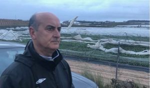 Alcalde de Lepe junto a una zona afectada por los fuertes vientos