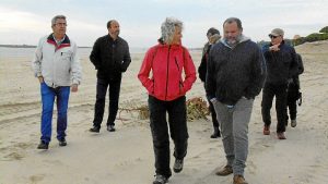 Representantes de IU en la playa de El Portil