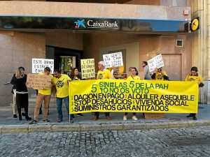 Protesta ante La Caixa en la plaza de las Monjas 3