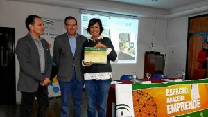 entrega diploma a empresaria acto emprende