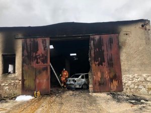 Incendio en una nave de Aroche 2