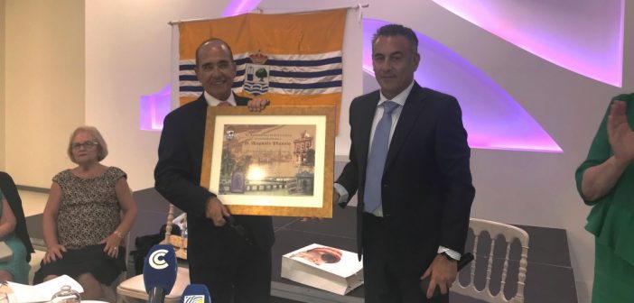 El alcalde entrega un pergamino a Thassio en nombre de Isla Cristina