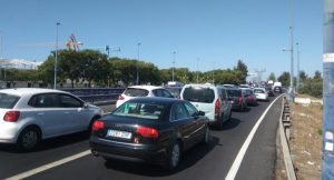 El choque entre un autobús y un coche causa retenciones de Huelva a Aljaraque