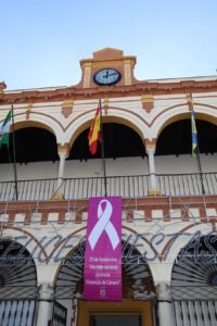 Cartel reivindicativo en la fachada del ayuntamiento