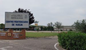 Dos presos "muy peligrosos" hieren a tres funcionarios en Huelva